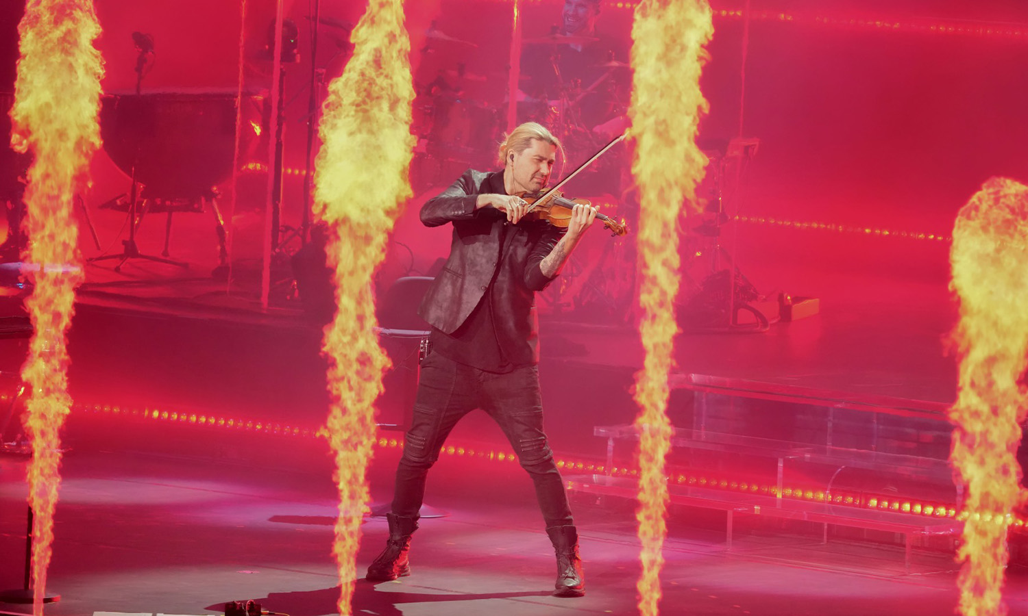 Stargeiger David Garrett spielt leidenschaftlich Violine auf der spektakulären Bühne in der SAP Arena in Mannheim.