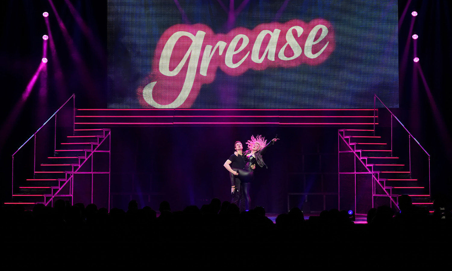GREASE Originalproduktion aus London live im ausverkauften Rosengarten Mannheim mit Musical-Darstellern und begeistertem Publikum