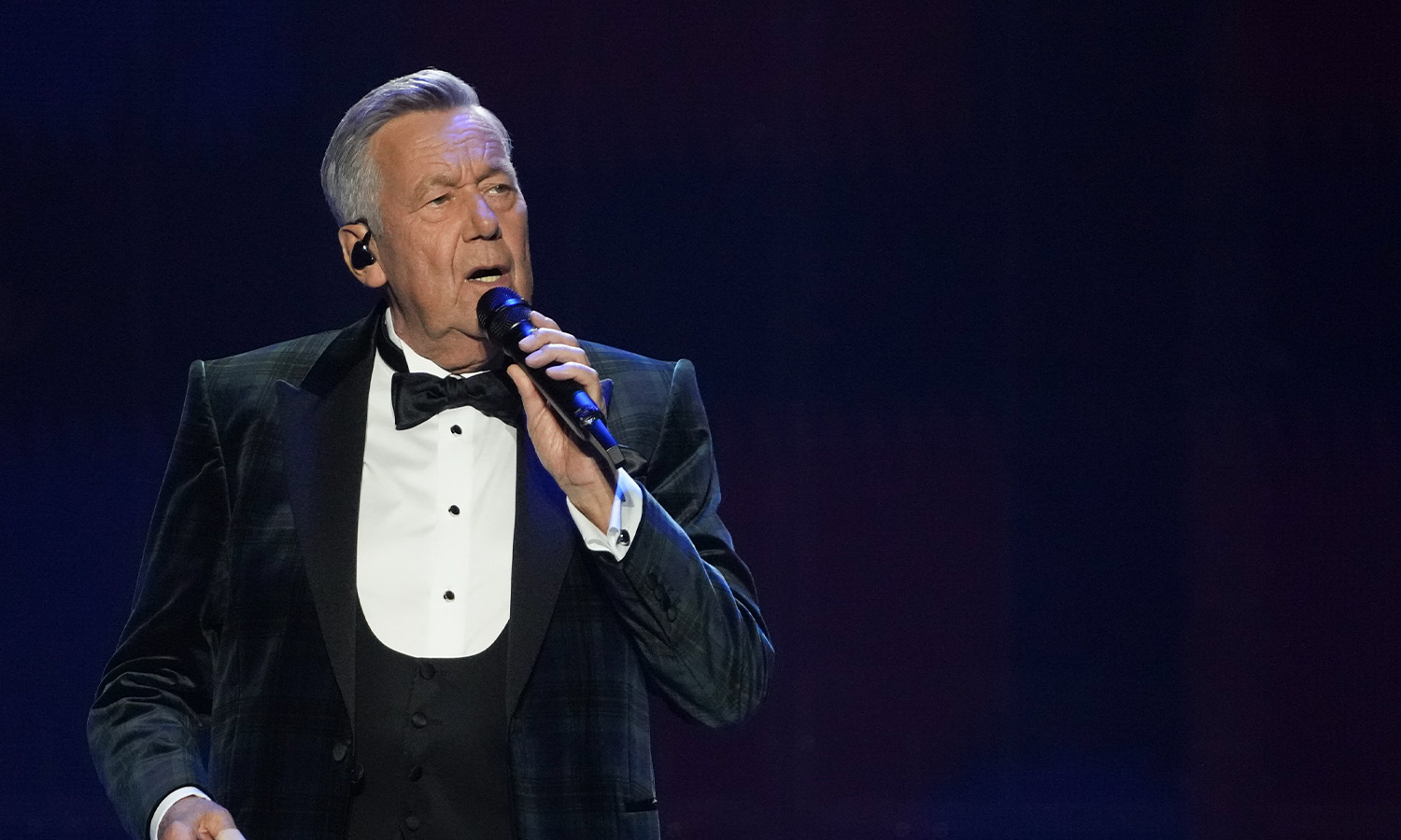 Roland Kaiser live in der ausverkauften Festhalle Frankfurt mit großer Schlager-Show, emotionaler Performance und begeisterten Fans