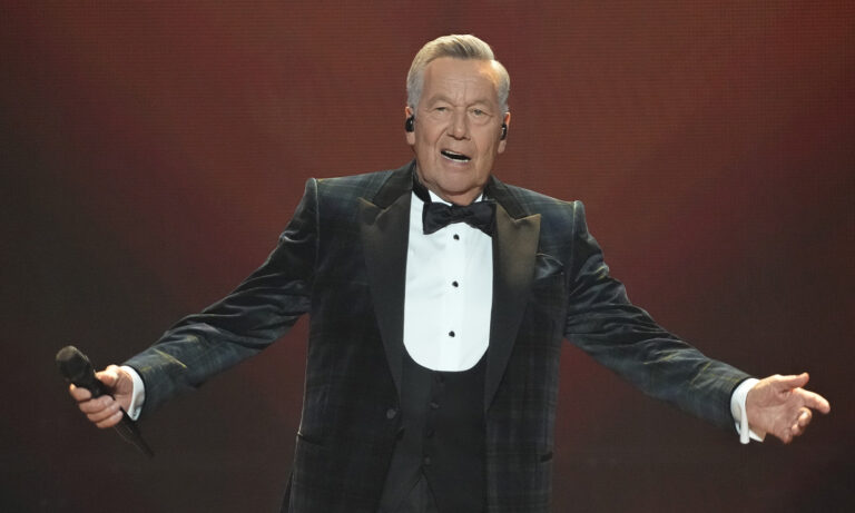 Roland Kaiser live in der ausverkauften SAP Arena Mannheim mit großer Bühnenshow und begeisterten Fans