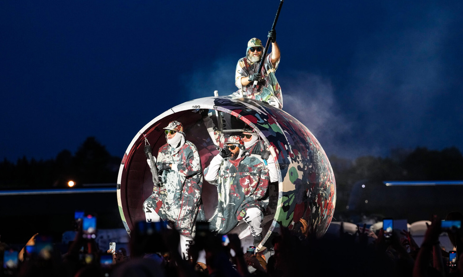 Die Band Deichkind performt in skurrilen Kostümen eine wilde Live-Show auf der Bühne beim Hessentag in Bad Vilbel.