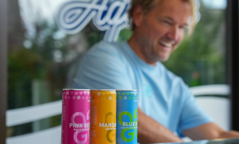 Besucher genießen Eis bei der Aktion Eis für die Region zum GLÜCKSGEFÜHLE Festival in Hockenheim