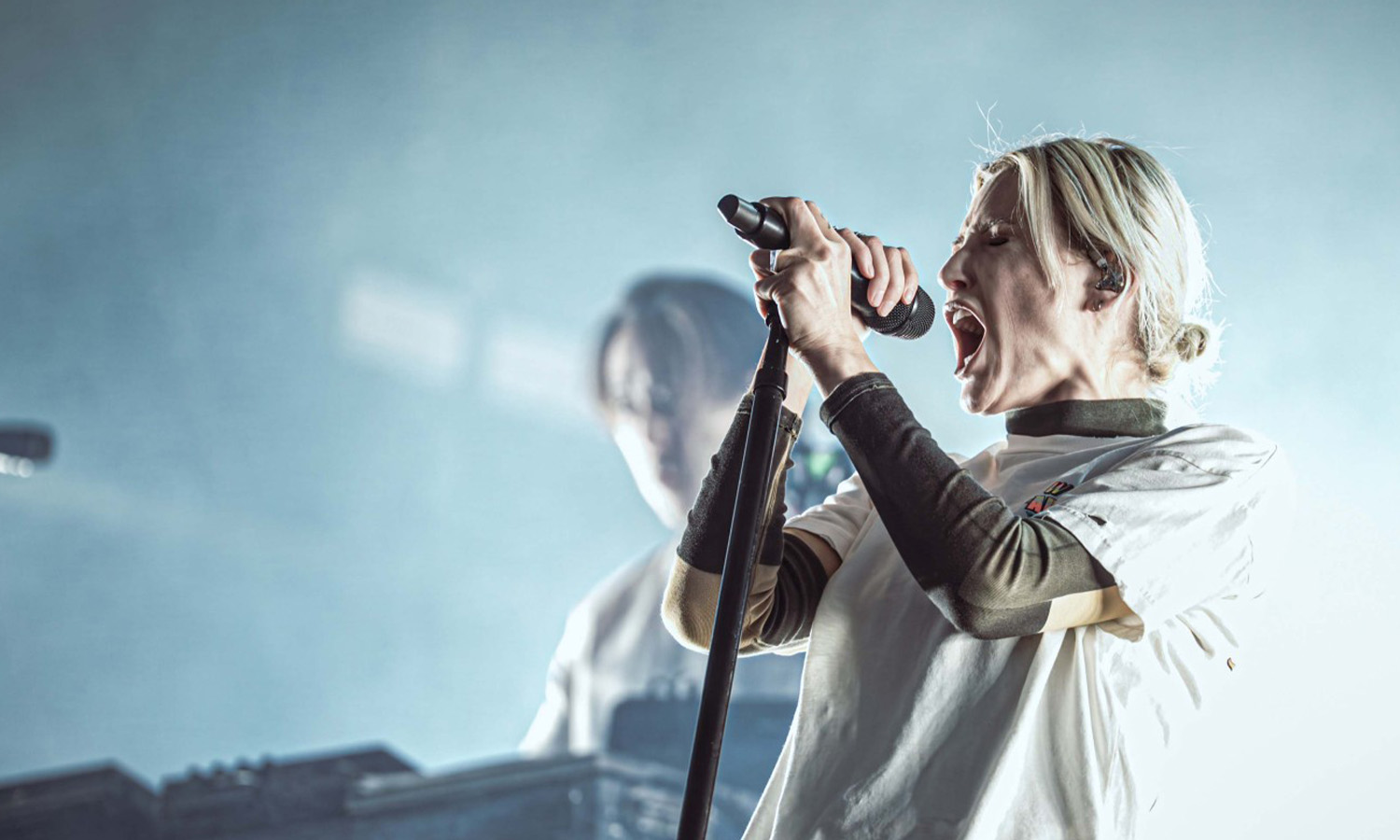 Emily Armstrong mit Linkin Park live auf der Bühne im Deutsche Bank Park Frankfurt bei der Konzertshow
