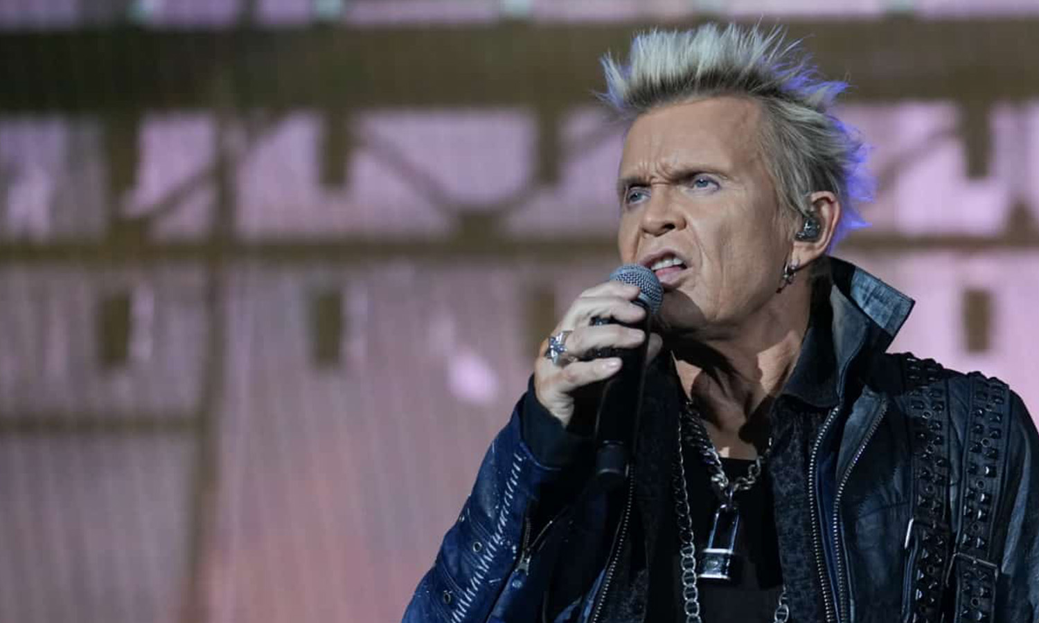 Billy Idol live in Wiesbaden mit legendärer Rockshow, charismatischer Bühnenperformance und begeisterten Fans