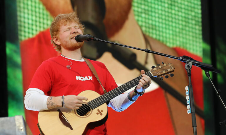 Ed Sheeran live in der ausverkauften MHP Arena Stuttgart mit großer Bühnenshow und begeisterten Fans