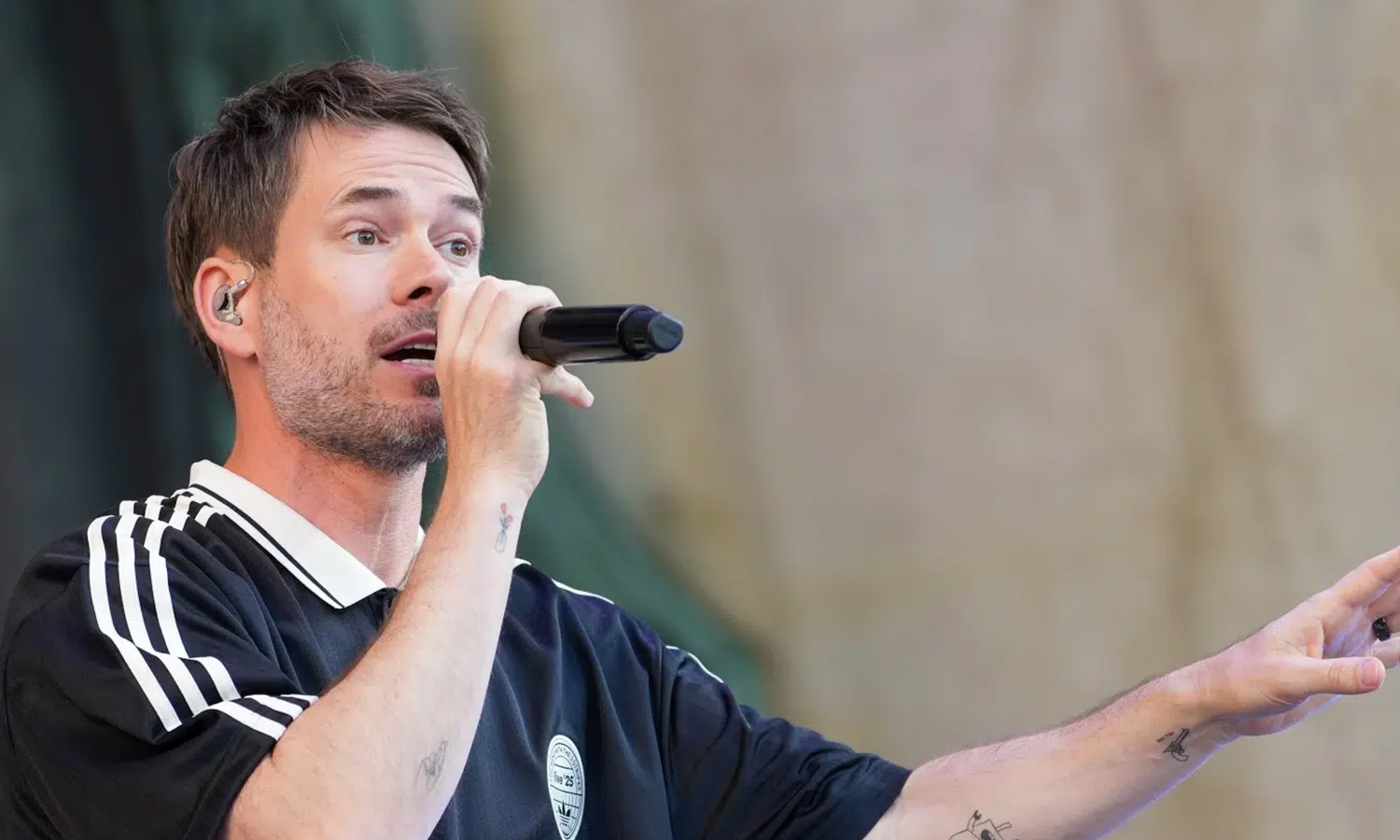 Revolverheld live beim Open-Air im Kurpark Wiesbaden mit emotionalem Jubiläumskonzert und begeisterten Fans