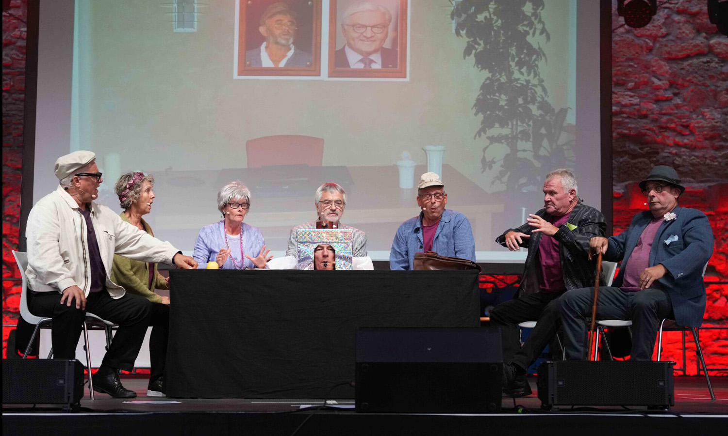 Die Dautenheimer Bembelsänger stehen auf der Bühne des Schlosshofs Alzey und sorgen beim stimmungsvollen Pre-Opening des DA CAPO Open Airs für beste Stimmung beim Publikum.