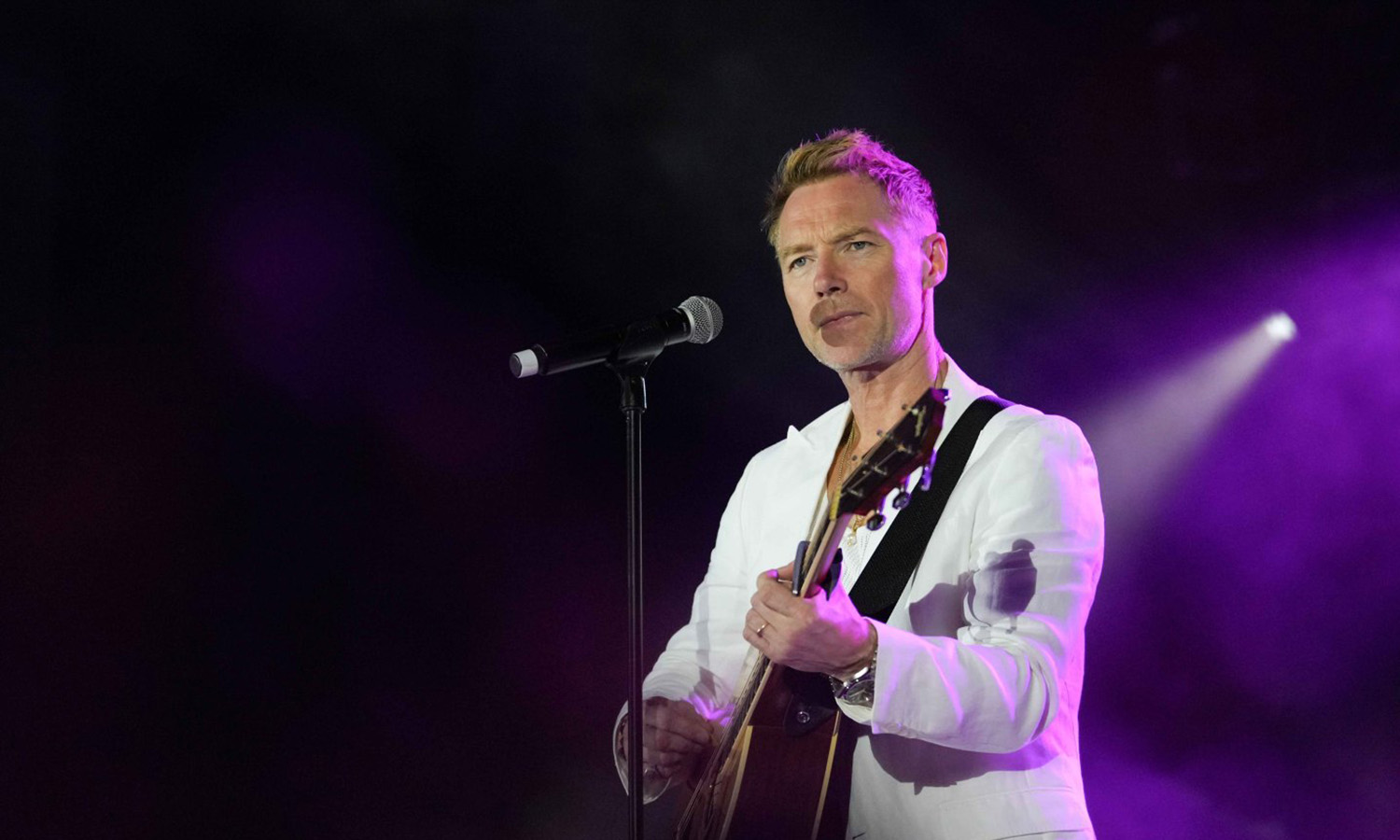 Ronan Keating beim DA CAPO Open Air Warm-up 2025 im Schlosshof Alzey mit Anna Stucky und begeistertem Publikum