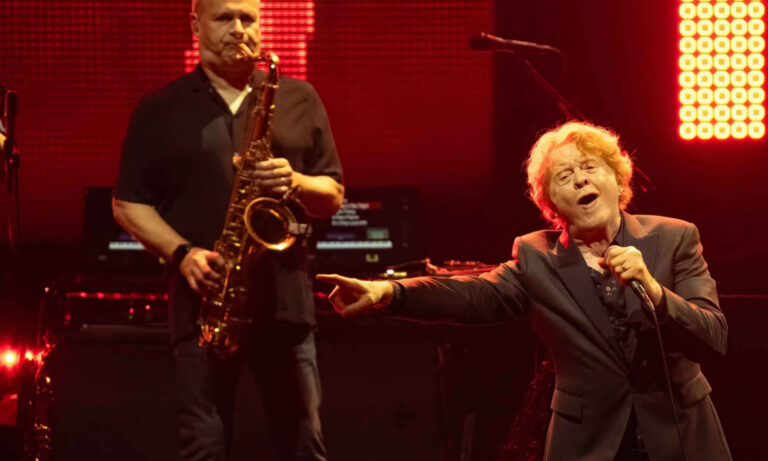 Simply Red live bei ihrer 40 Jahre Jubiläumsshow in Mannheim mit Mick Hucknall und emotionaler Bühnenperformance