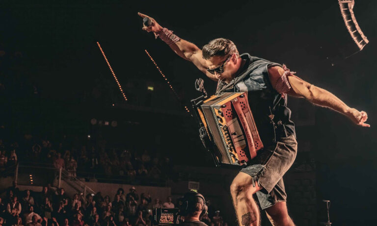 Andreas Gabalier live vor 10.000 Fans in der SAP Arena Mannheim mit Volks-Rock’n’Roll, großer Bühnenshow und begeistertem Publikum