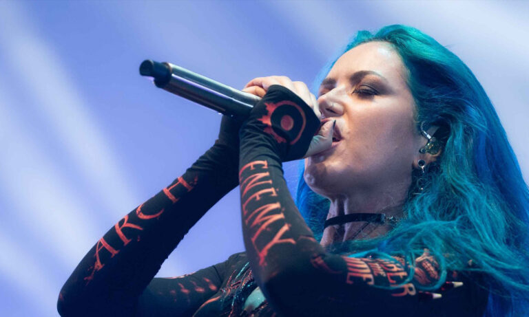 Arch Enemy live beim Tourauftakt in der Schleyerhalle Stuttgart mit kraftvoller Metal-Show und begeisterten Fans