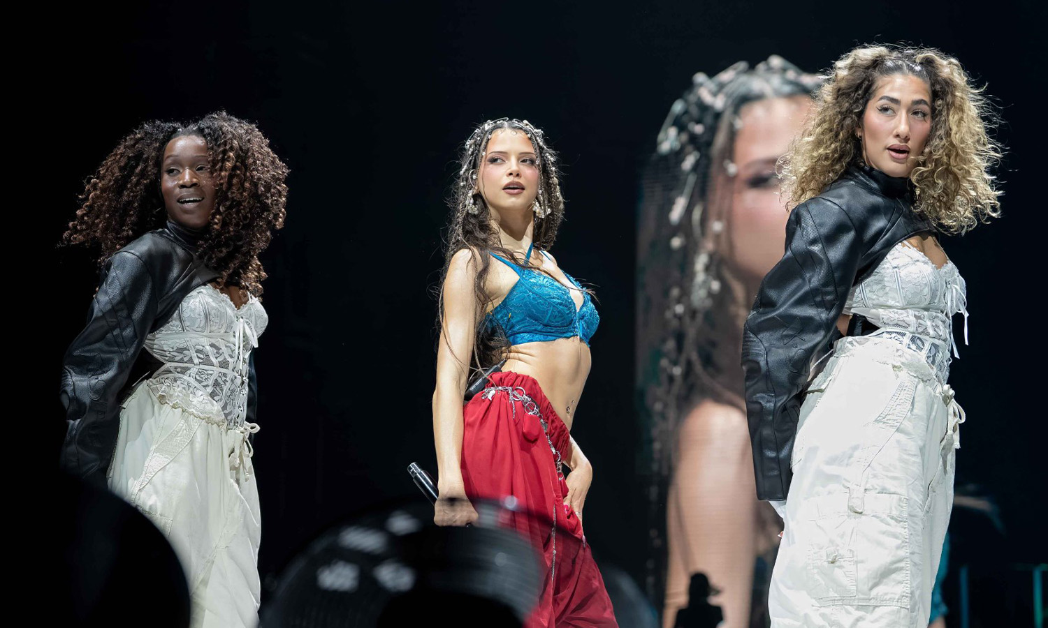 Nina Chuba live bei ihrem Konzert in der Festhalle Frankfurt mit begeisterten Fans und stimmungsvoller Bühnenkulisse