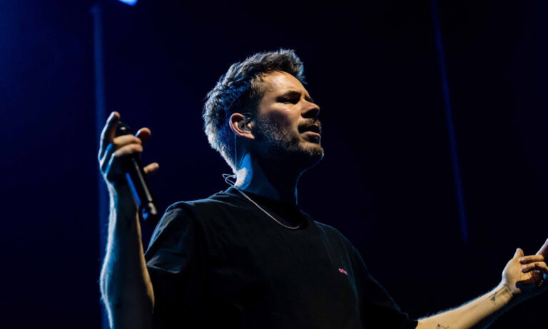 Revolverheld live beim 20 Jahre Jubiläumskonzert mit emotionaler Bühnenperformance und begeisterten Fans