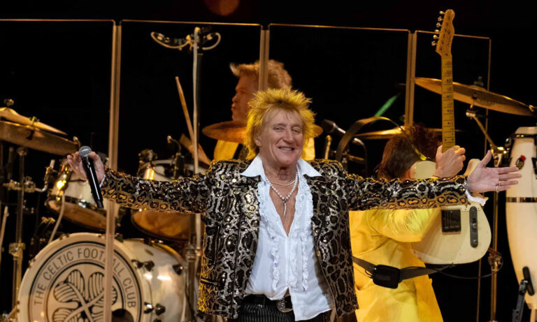 Rod Stewart live beim Konzert 2025 in Mannheim mit charismatischer Bühnenperformance und begeisterten Fans