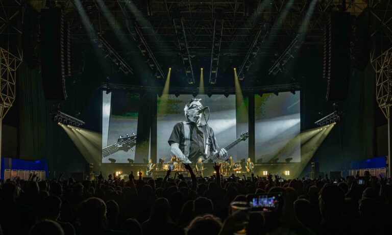 The Offspring und Simple Plan live in der Festhalle Frankfurt mit energiegeladener Punkrock-Show und begeisterten Fans