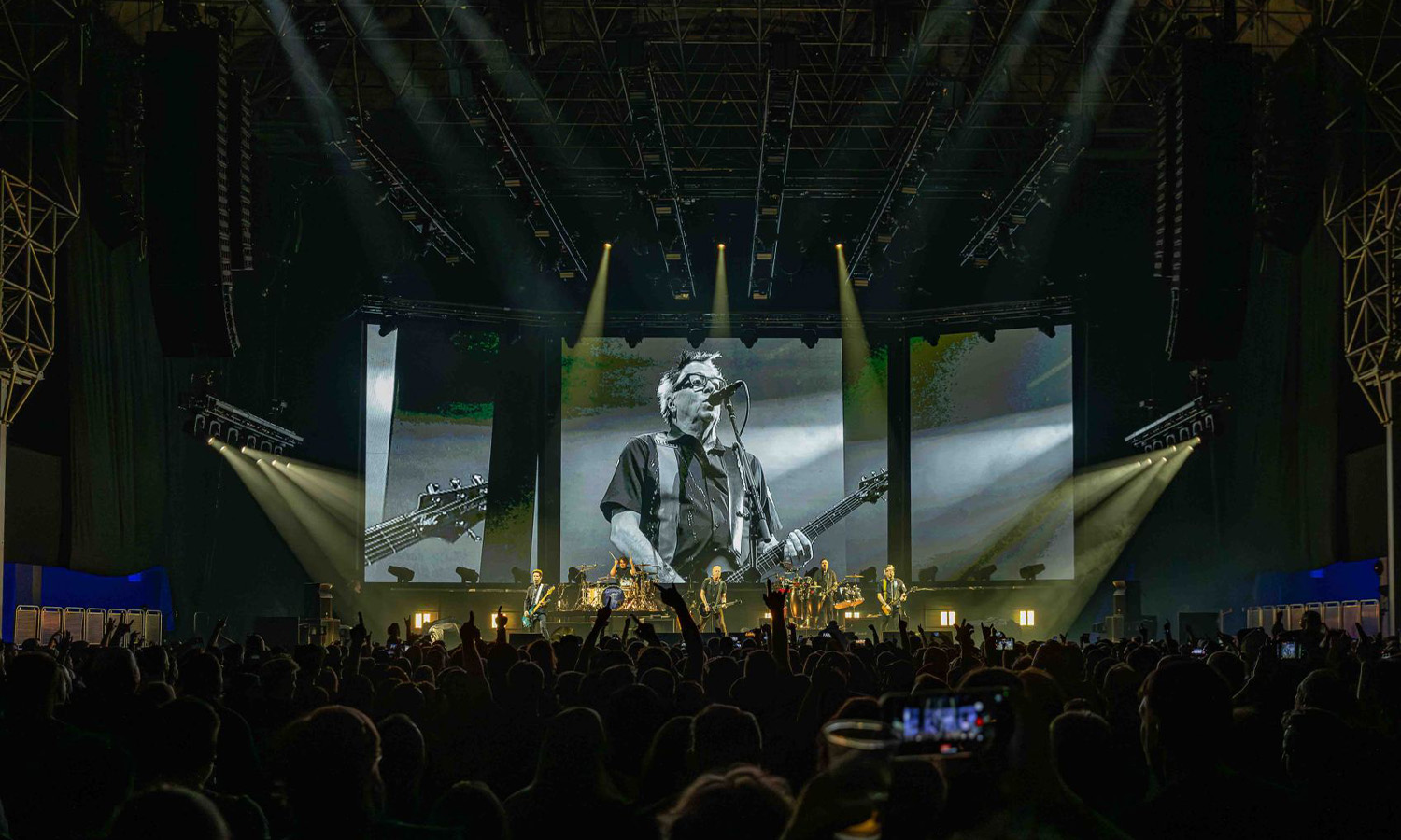 The Offspring und Simple Plan live in der Festhalle Frankfurt mit energiegeladener Punkrock-Show und begeisterten Fans