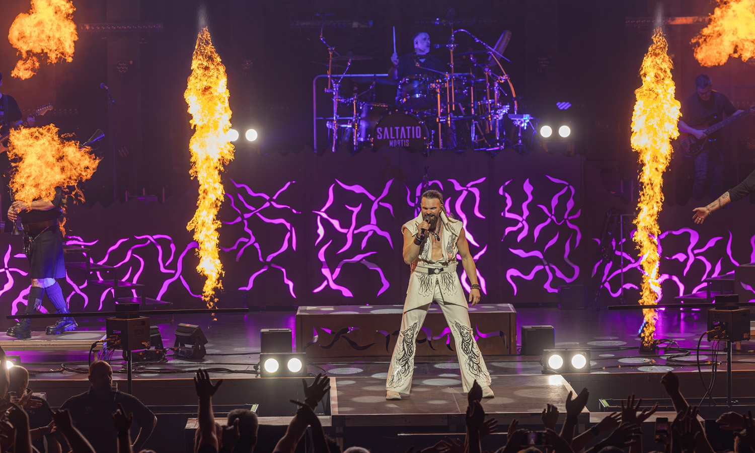 Saltatio Mortis und Bad Loverz live in der Jahrhunderthalle Frankfurt mit energiegeladener Mittelalter-Rock-Show und begeisterten Fans