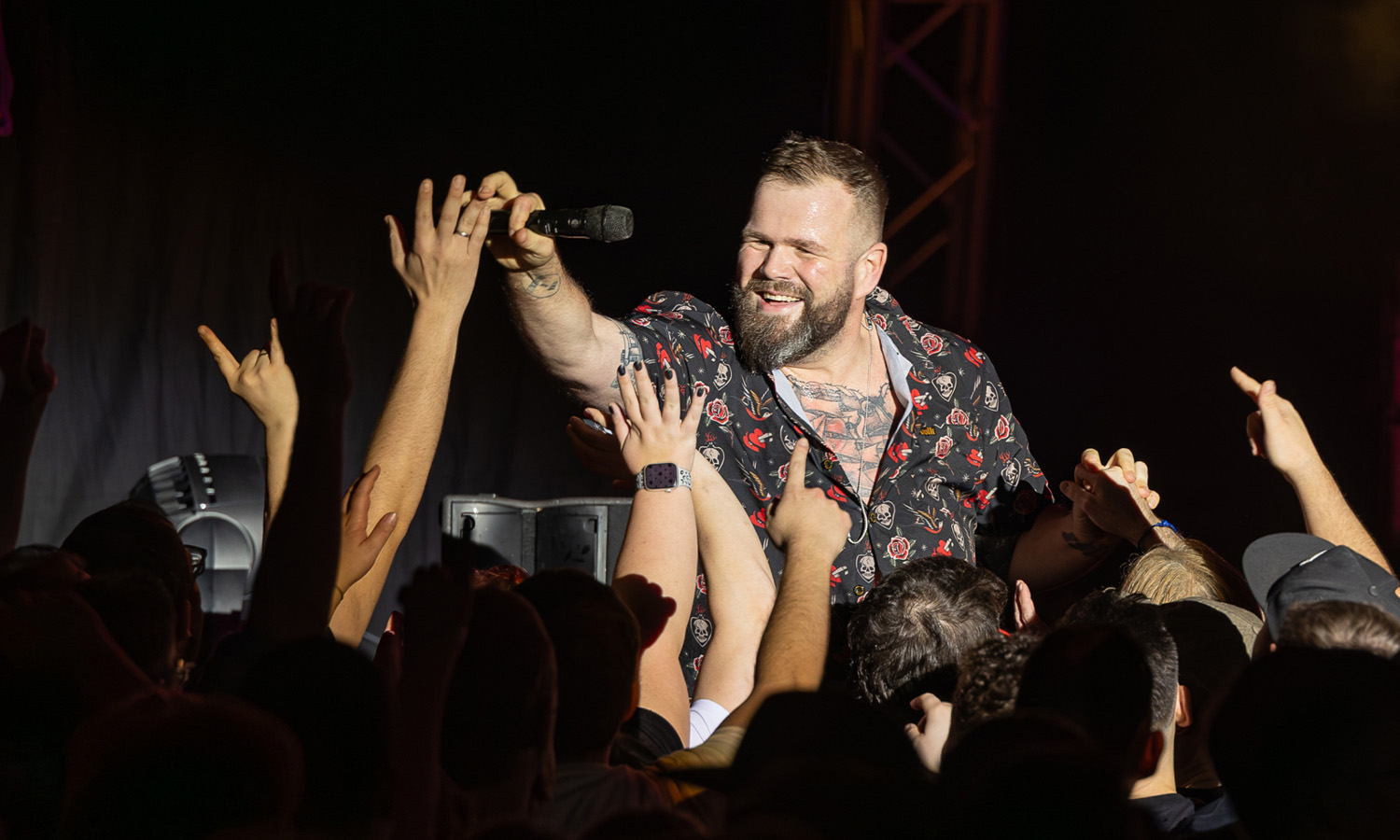 Feine Sahne Fischfilet und Focus live bei der Show in der Stadthalle Offenbach mit energiegeladener Bühnenperformance