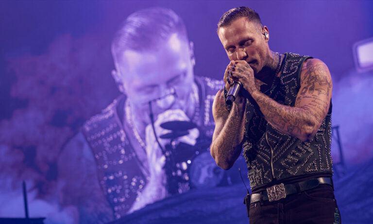 Kontra K live beim Konzert in der SAP Arena Mannheim mit intensiver Bühnenperformance und begeisterten Fans