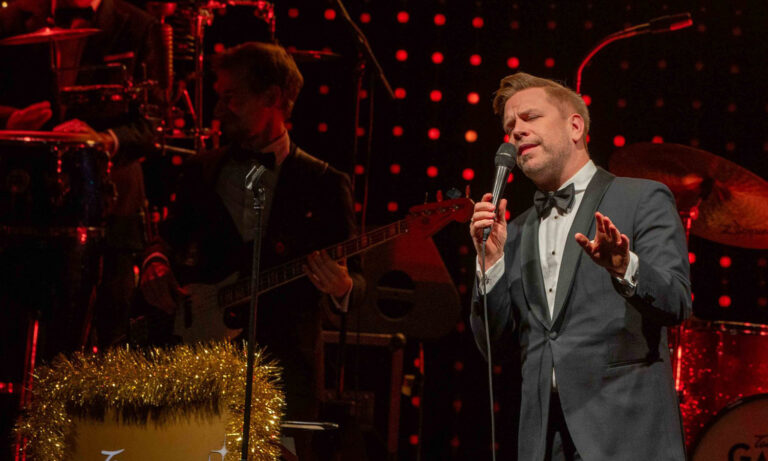 Tom Gaebel live bei „A Swinging Christmas“ im Capitol Mannheim mit festlicher Bühnenshow und Swing-Atmosphäre