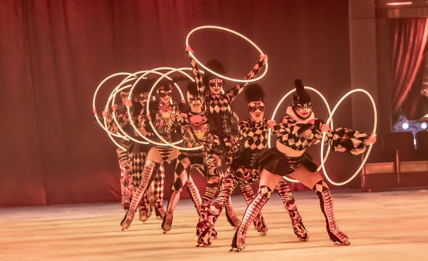 Holiday on Ice „CINEMA OF DREAMS“ in der SAP Arena Mannheim mit Eiskunstläufern, spektakulärer Show und beeindruckender Lichtkulisse