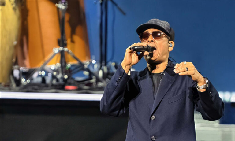 Xavier Naidoo live bei seinem emotionalen Comeback-Konzert in Mannheim mit stimmungsvoller Bühnenperformance