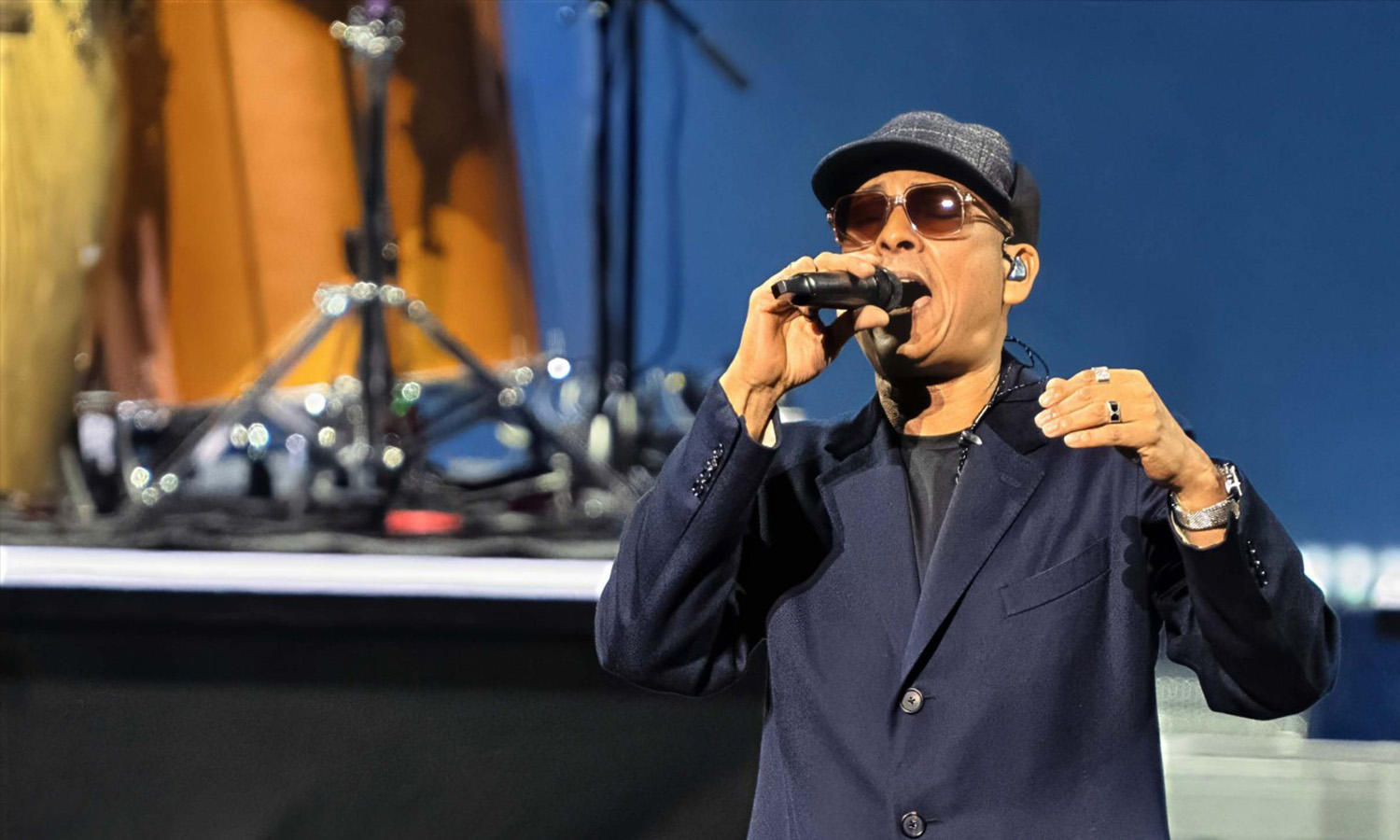 Xavier Naidoo live bei seinem emotionalen Comeback-Konzert in Mannheim mit stimmungsvoller Bühnenperformance