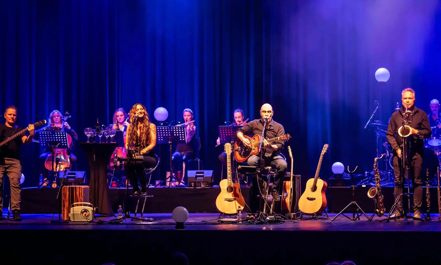 „Acoustic Side of the Moon“ live im Capitol Mannheim mit stimmungsvoller Bühnenatmosphäre und akustischer Musik