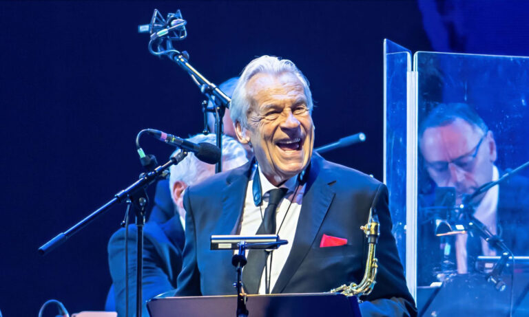 „Da Capo – Udo Jürgens“ in Mannheim mit der Musik von Udo Jürgens, großer Bühneninszenierung und begeistertem Publikum