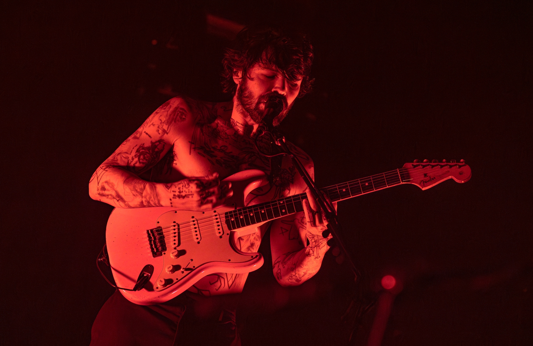 Biffy Clyro live mit Bartees Strange bei einem ausverkauften Konzert mit energiegeladener Bühnenperformance und begeisterten Fans