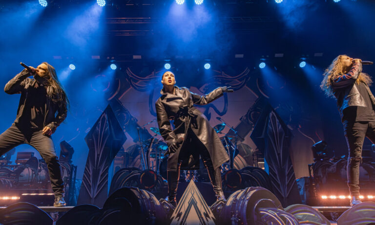 Amaranthe live in der MHP Arena Ludwigsburg mit symphonischem Metal, beeindruckender Bühnenperformance und begeisterten Fans
