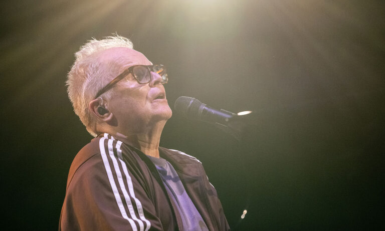 Herbert Grönemeyer live bei „mittendrin – akustisch“ 2026 in der ausverkauften SAP Arena Mannheim mit emotionaler Bühnenperformance