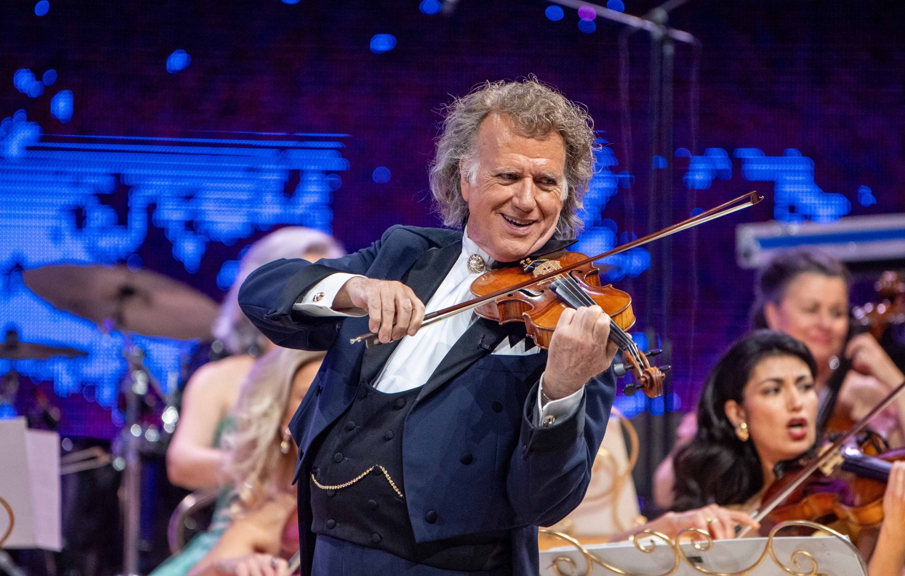 André Rieu live in der SAP Arena Mannheim mit festlicher Orchesterkulisse, eleganter Bühnenshow und begeistertem Publikum
