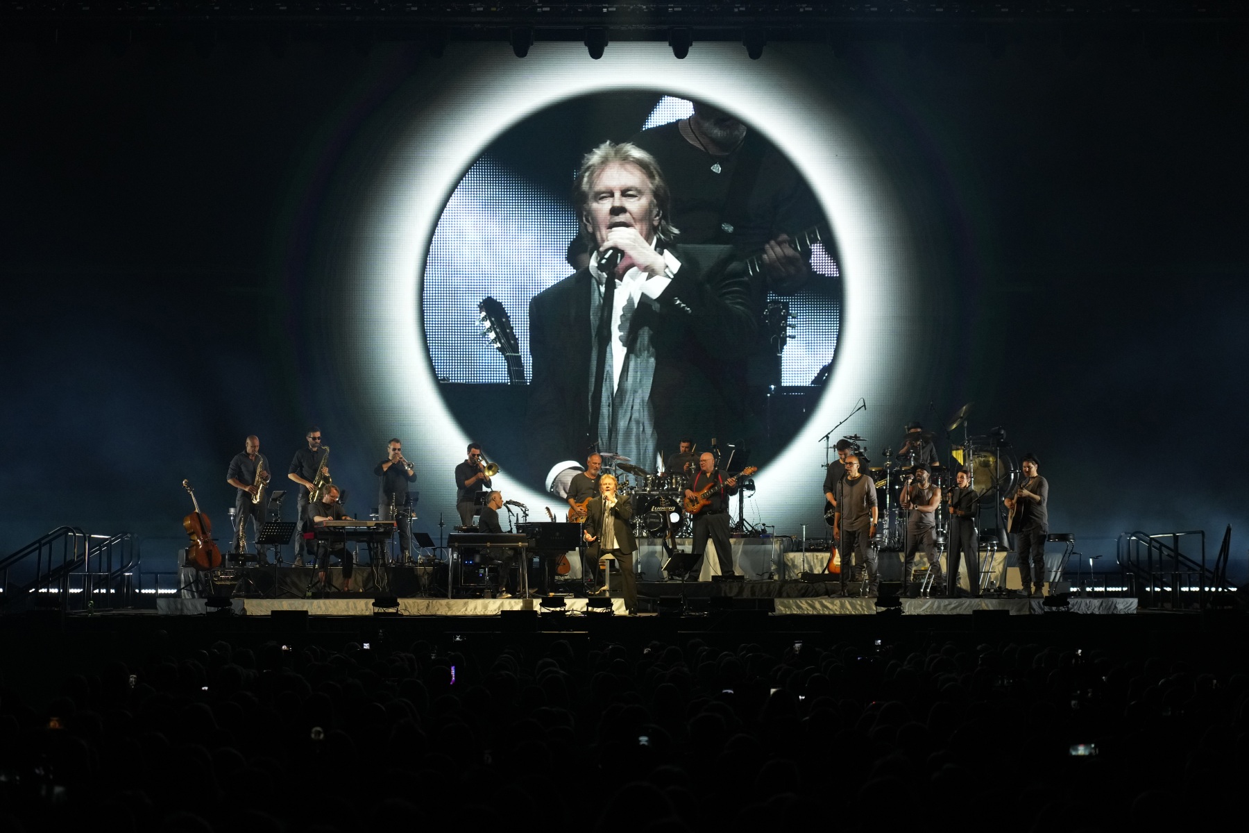 Howard Carpendale live in der SAP Arena Mannheim bei seinem emotionalen Abschiedskonzert mit 60 Jahren Bühnengeschichte und begeisterten Fans