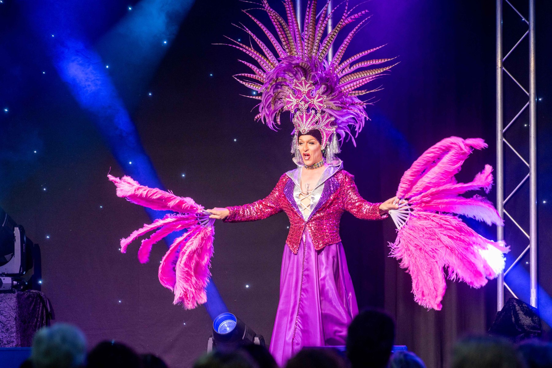 Festival der Travestie in der Nordpfalz mit glamourösen Künstlern, farbenfrohen Kostümen und begeistertem Publikum