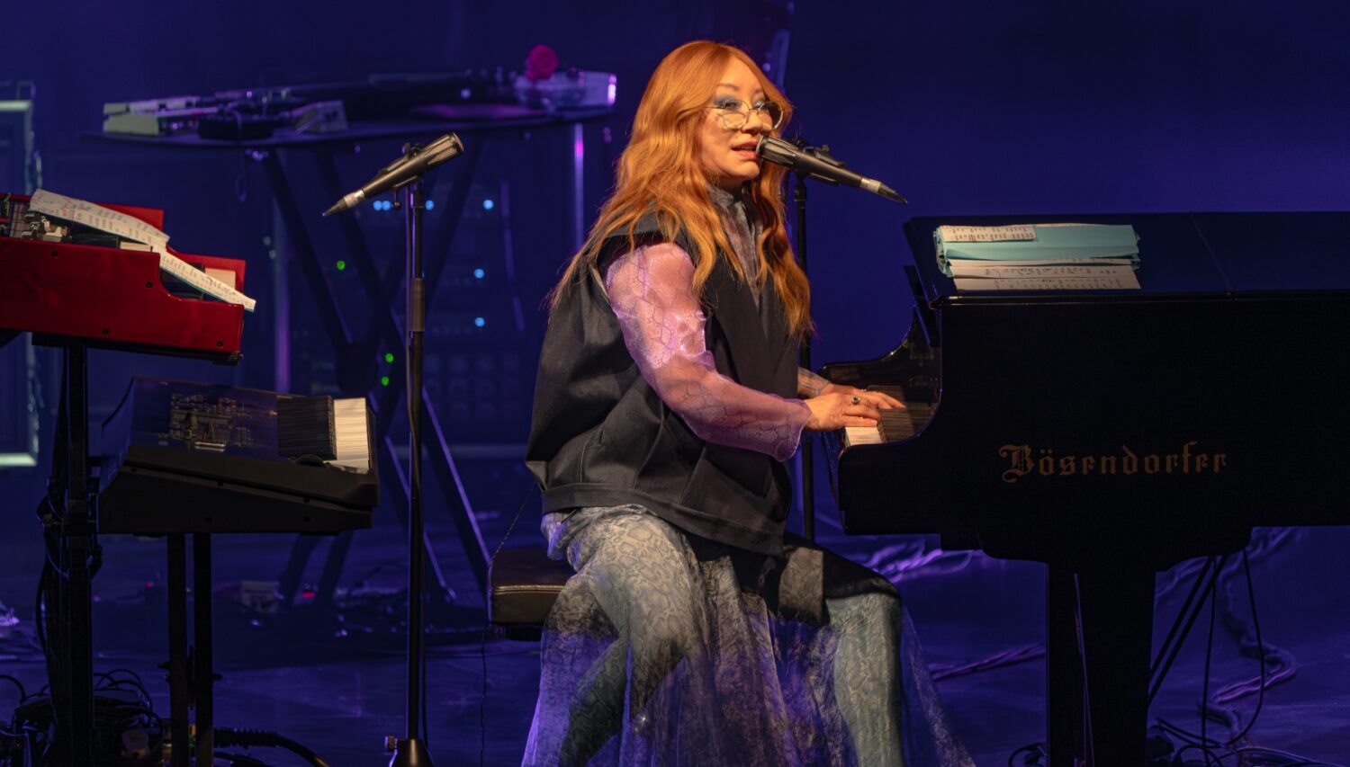 Tori Amos live in der Jahrhunderthalle Frankfurt mit emotionaler Bühnenperformance, ausdrucksstarkem Klavierspiel und begeisterten Fans