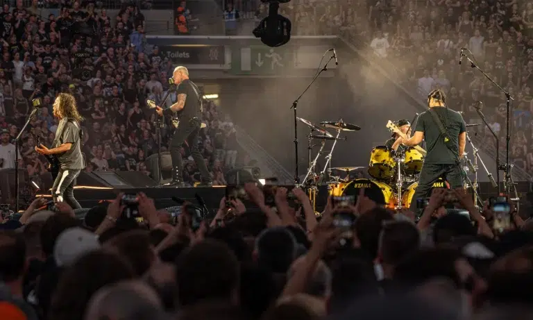 Metallica live beim Konzert im Deutsche Bank Park Frankfurt mit gewaltiger Bühnenproduktion, spektakulärer Show und begeisterten Fans