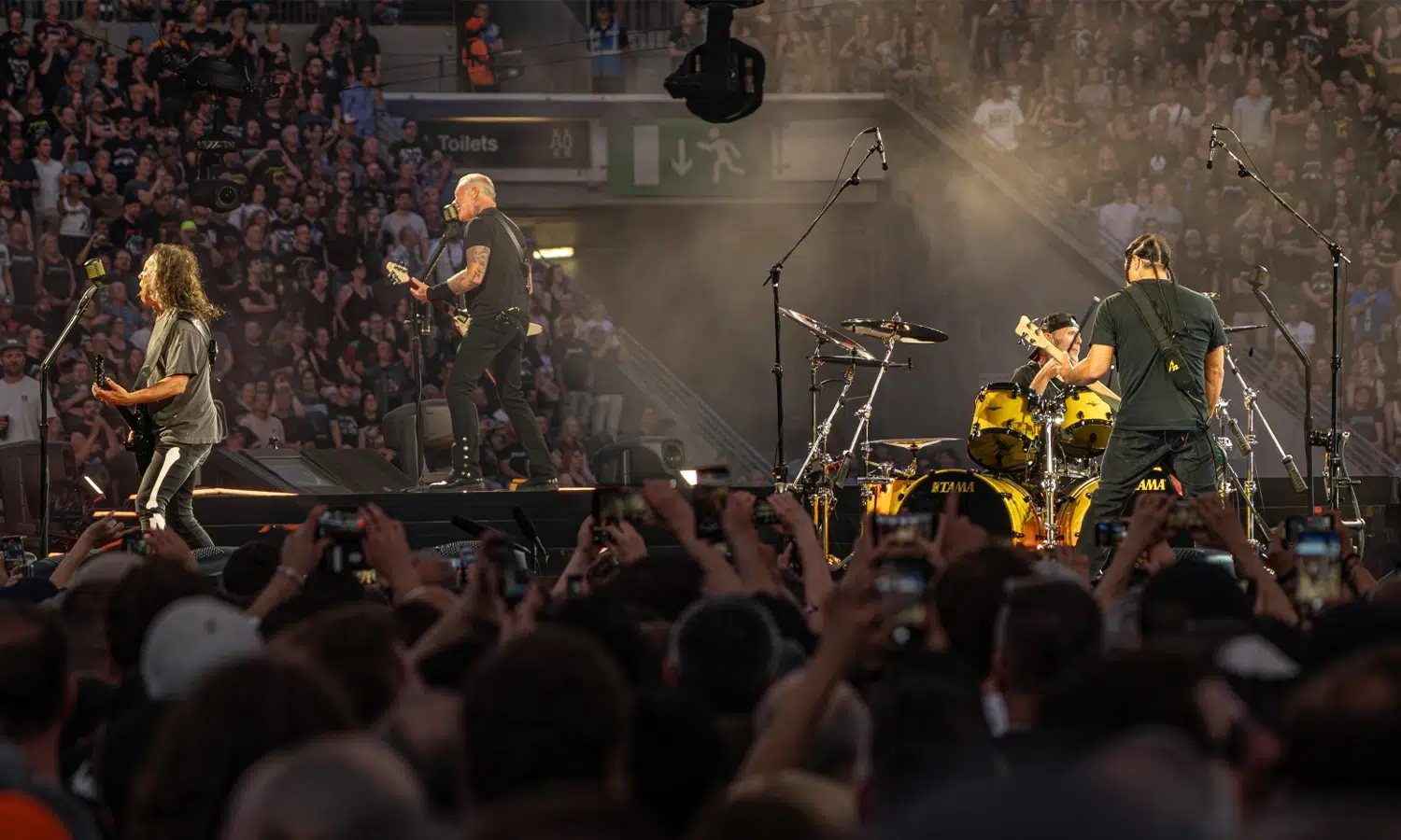 Metallica live beim Konzert im Deutsche Bank Park Frankfurt mit gewaltiger Bühnenproduktion, spektakulärer Show und begeisterten Fans