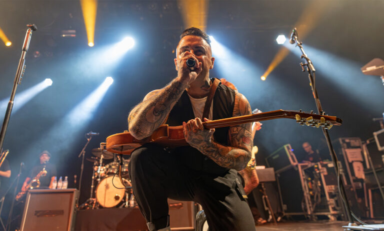Broilers und Drei Meter Feldweg live in Frankfurt mit energiegeladener Punkrock-Show und begeisterten Fans