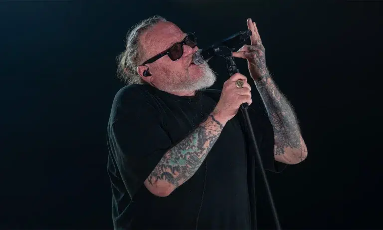 Böhse Onkelz live bei ihrer Warm-Up-Show in Frankfurt mit energiegeladener Bühnenperformance und begeisterten Fans