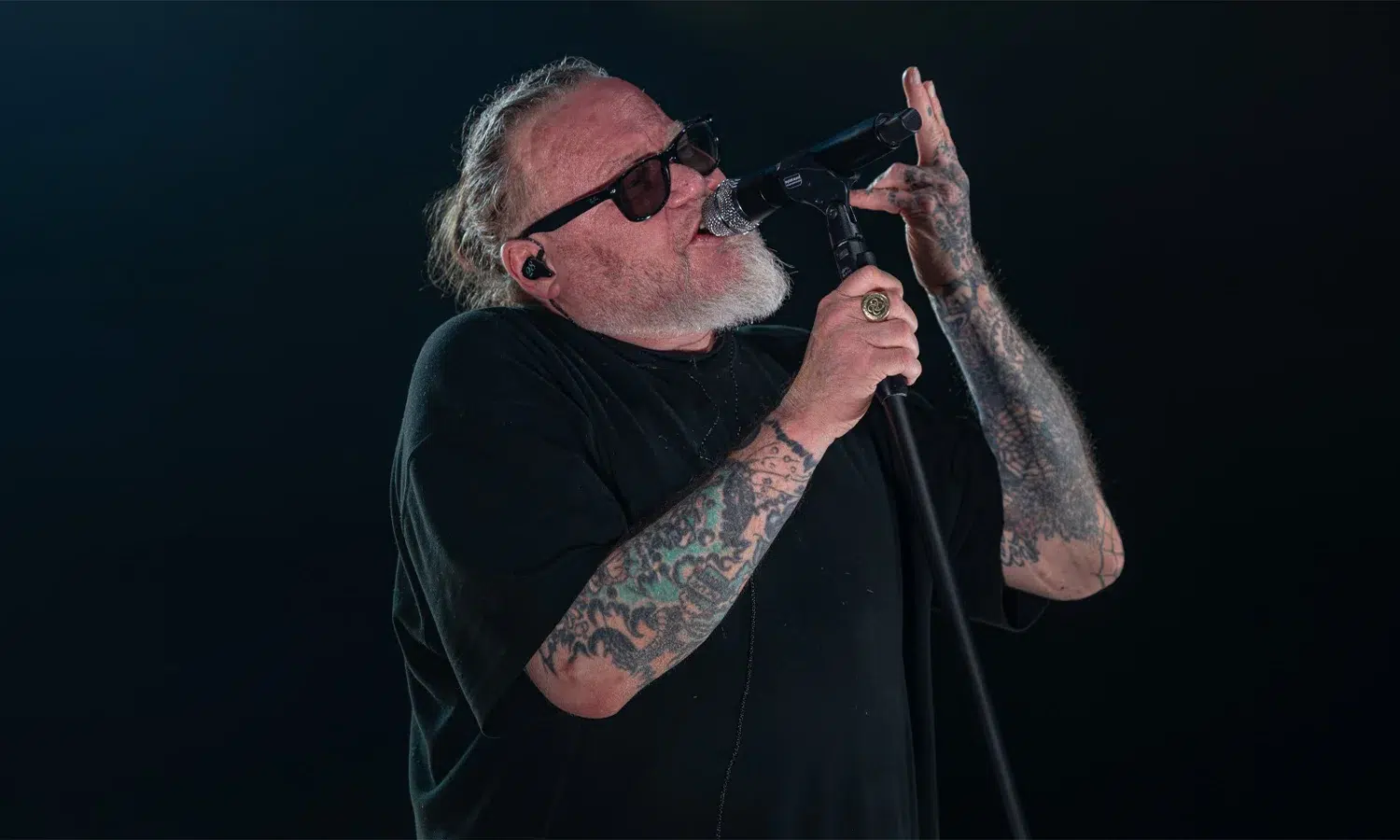 Böhse Onkelz live bei ihrer Warm-Up-Show in Frankfurt mit energiegeladener Bühnenperformance und begeisterten Fans