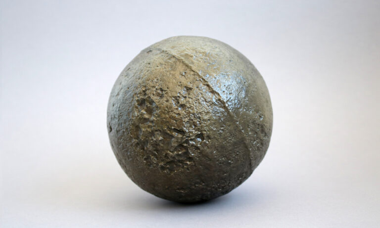 Gusseiserne Kanonenkugel aus der Festungszeit Frankenthals als Objekt des Monats August 2026 im Erkenbert-Museum