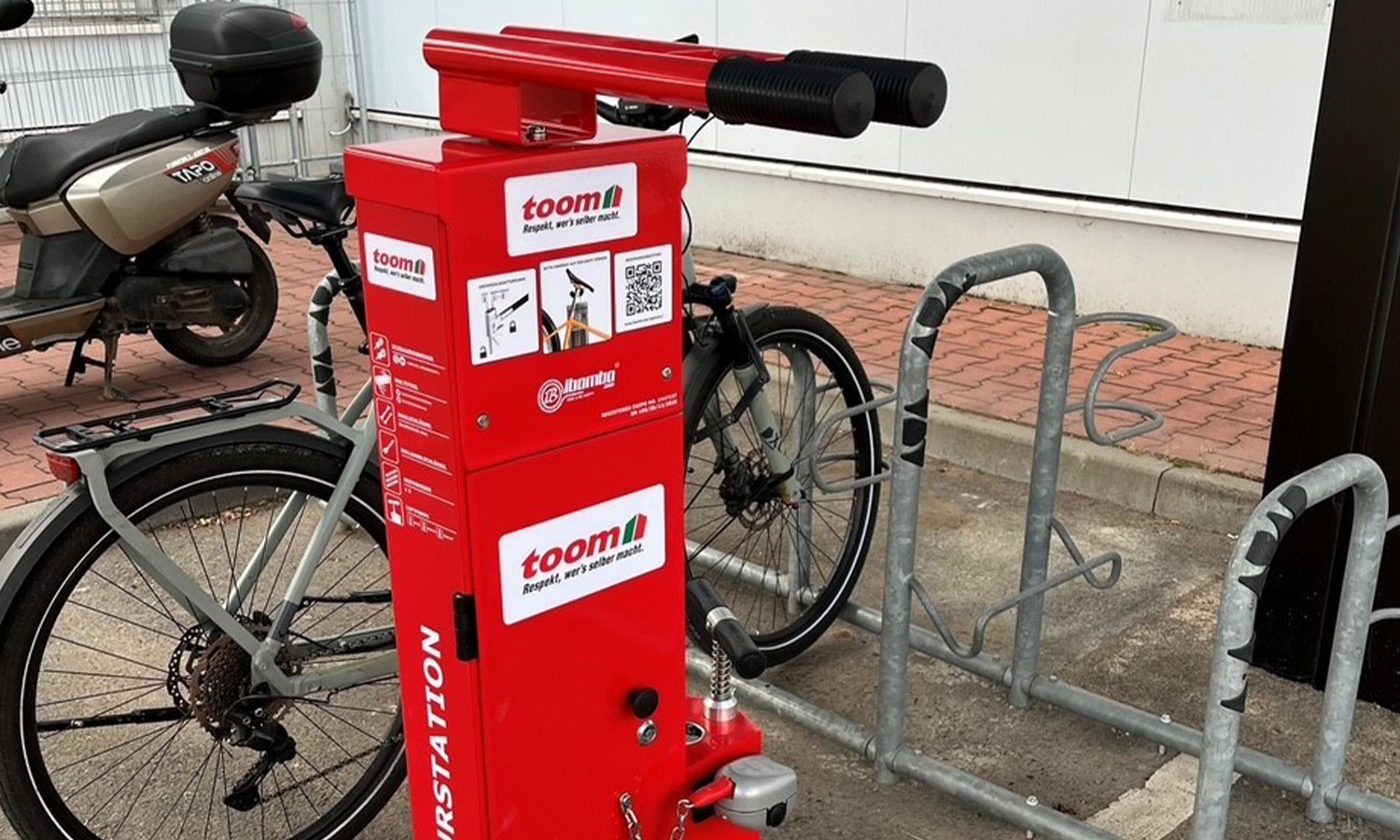 Neue Fahrrad-Reparaturstation am toom Baumarkt