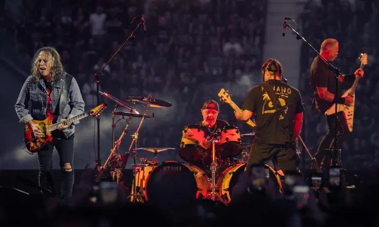 Metallica live bei der M72 World Tour im Deutsche Bank Park Frankfurt mit spektakulärer Bühnenshow, Lichtinszenierung und begeisterten Fans