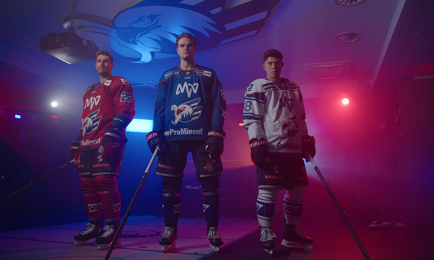 Spieler der Adler Mannheim präsentieren die neuen, geradlinigen und heimatverbundenen Trikots für die PENNY DEL Saison 2026/27 bei der Saisoneröffnungsparty.