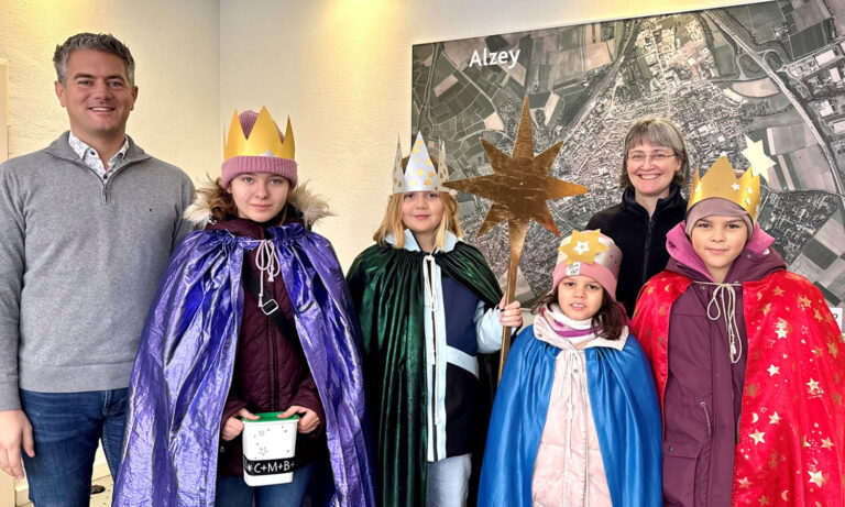 "Schule statt Fabrik": Sternsinger bringen Segen ins Alzeyer Rathaus