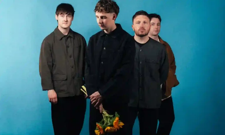 The Snuts präsentieren ihr Album Joy In Short Moments mit dem neuen Indie-Rock-Sound. Pressefoto von Sam McGill.