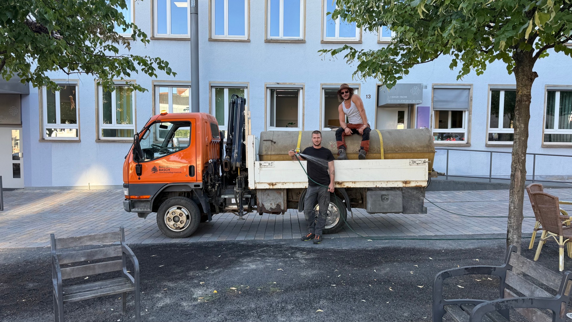 Firma Baumpflege Basch kümmert sich während Hitze und Trockenheit um 24 Bäume am Obermarkt und in der Innenstadt von Alzey