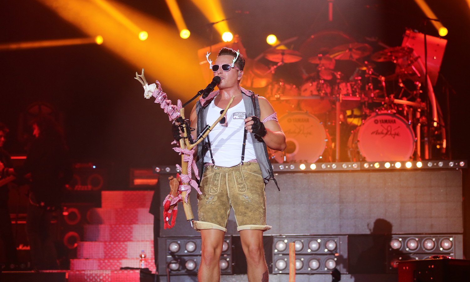 Andreas Gabalier am 12. November 2015 mit Gitarre live in der ausverkauften Festhalle Frankfurt