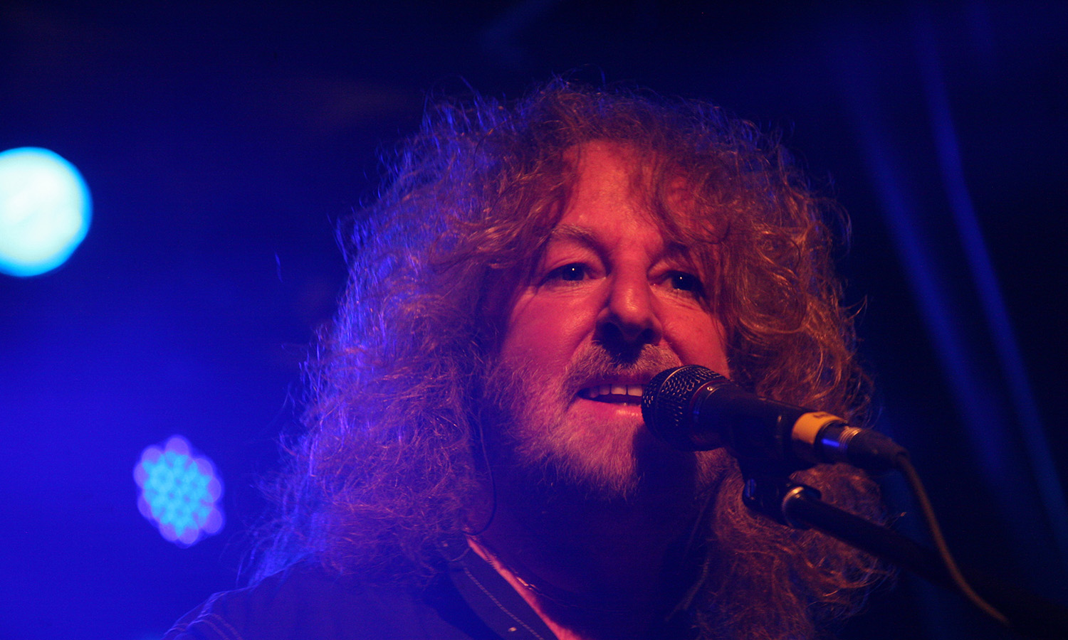 Les Holroyd mit Barclay James Harvest am 3. April 2014 live in der Alten Seilerei Mannheim